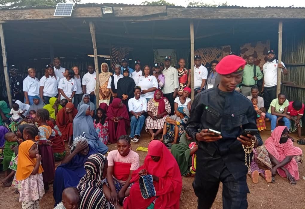 Humanitarian distributions at Durumi